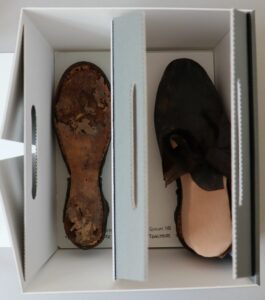Schuhpaar aus dem 17./18. Jahrhundert, Klosterkirche Riesa 2020. Foto: Bettina Kosel